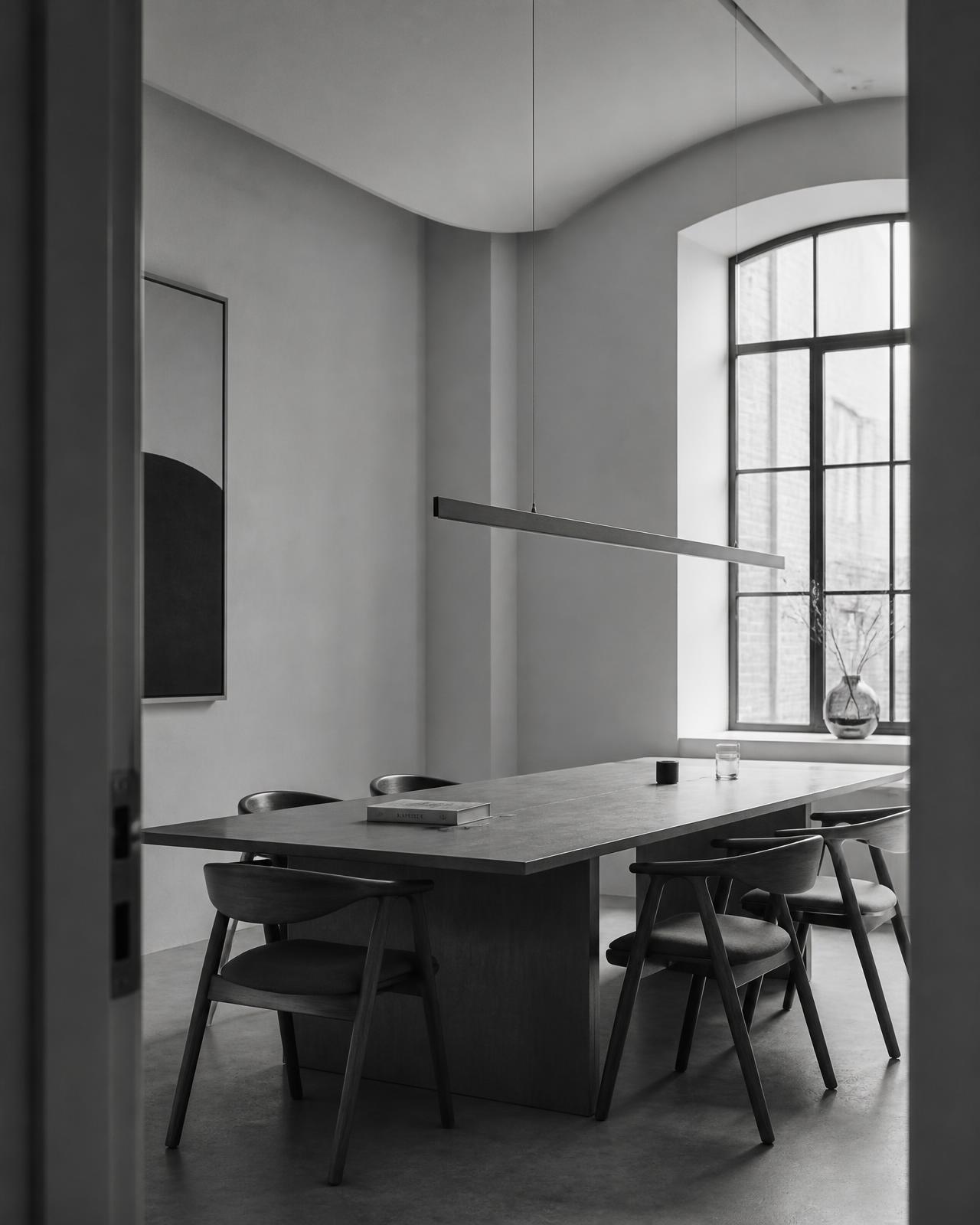 Ljus, minimalistisk mötesmiljö